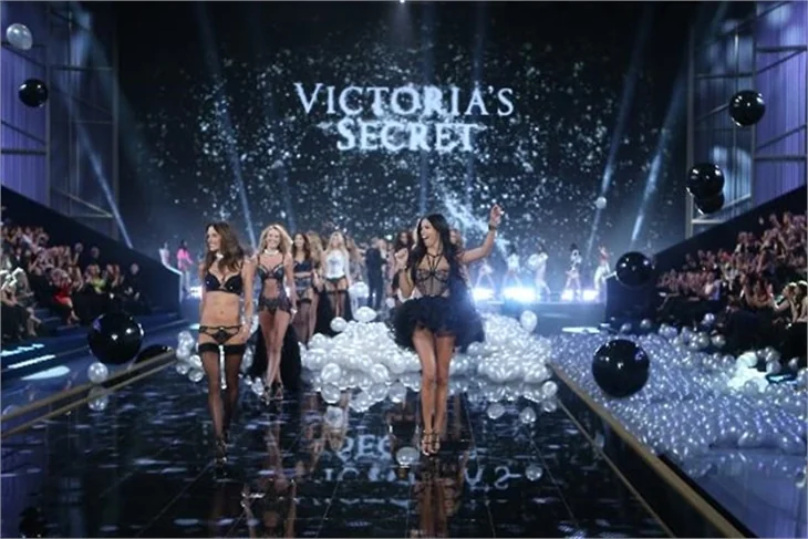 Victoria’s Secret Melekleri yine büyüledi