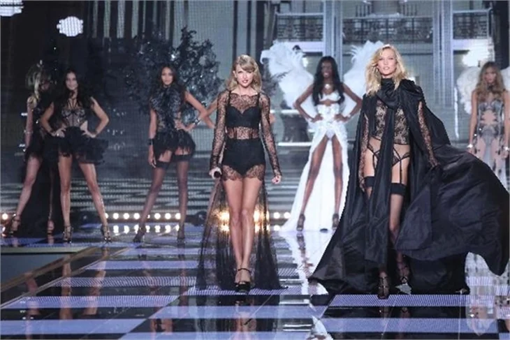 Victoria’s Secret Melekleri yine büyüledi