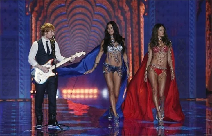 Victoria’s Secret Melekleri yine büyüledi