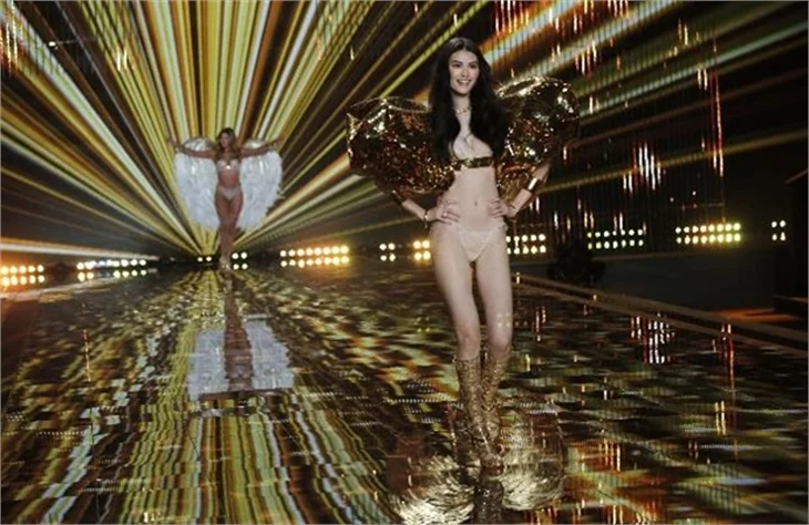 Victoria’s Secret Melekleri yine büyüledi