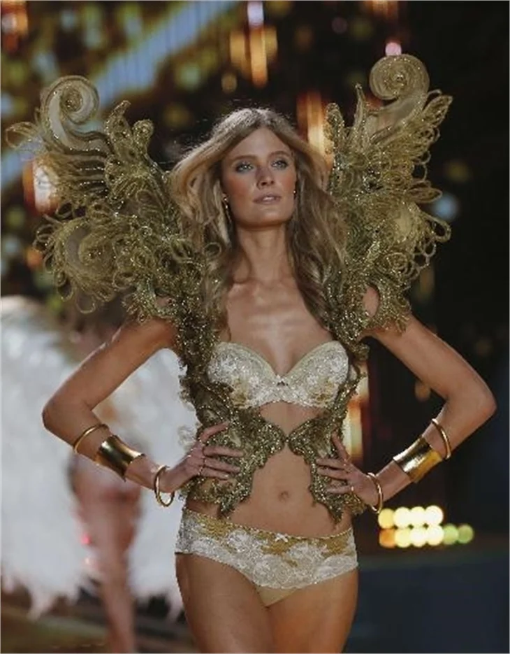 Victoria’s Secret Melekleri yine büyüledi