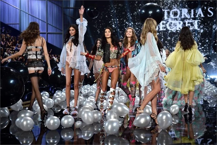Victoria’s Secret Melekleri yine büyüledi