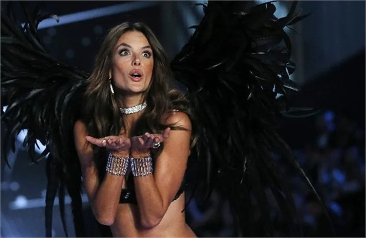 Victoria’s Secret Melekleri yine büyüledi