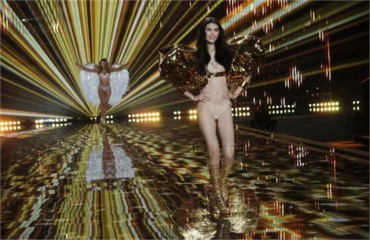Victoria’s Secret Melekleri yine büyüledi
