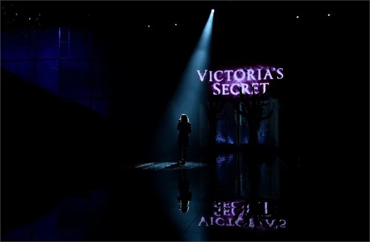 Victoria’s Secret Melekleri yine büyüledi