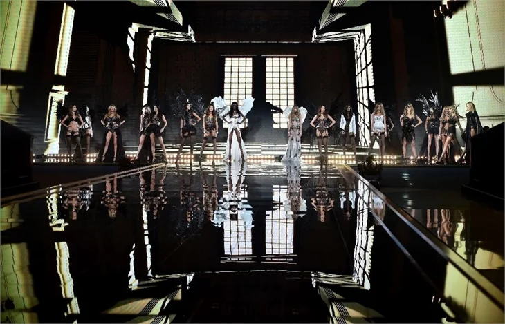 Victoria’s Secret Melekleri yine büyüledi