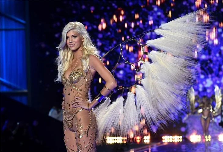 Victoria’s Secret Melekleri yine büyüledi