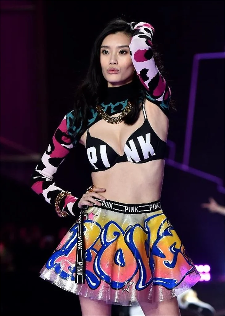 Victoria’s Secret Melekleri yine büyüledi