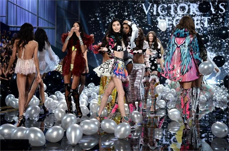 Victoria’s Secret Melekleri yine büyüledi