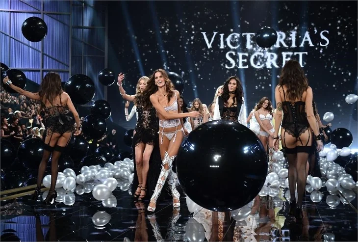 Victoria’s Secret Melekleri yine büyüledi
