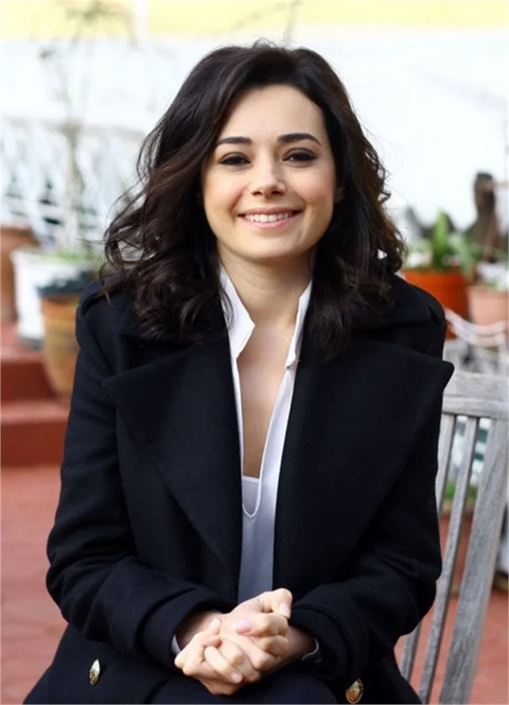 Özgü Namal'dan sevgilisine bebek hediyesi!