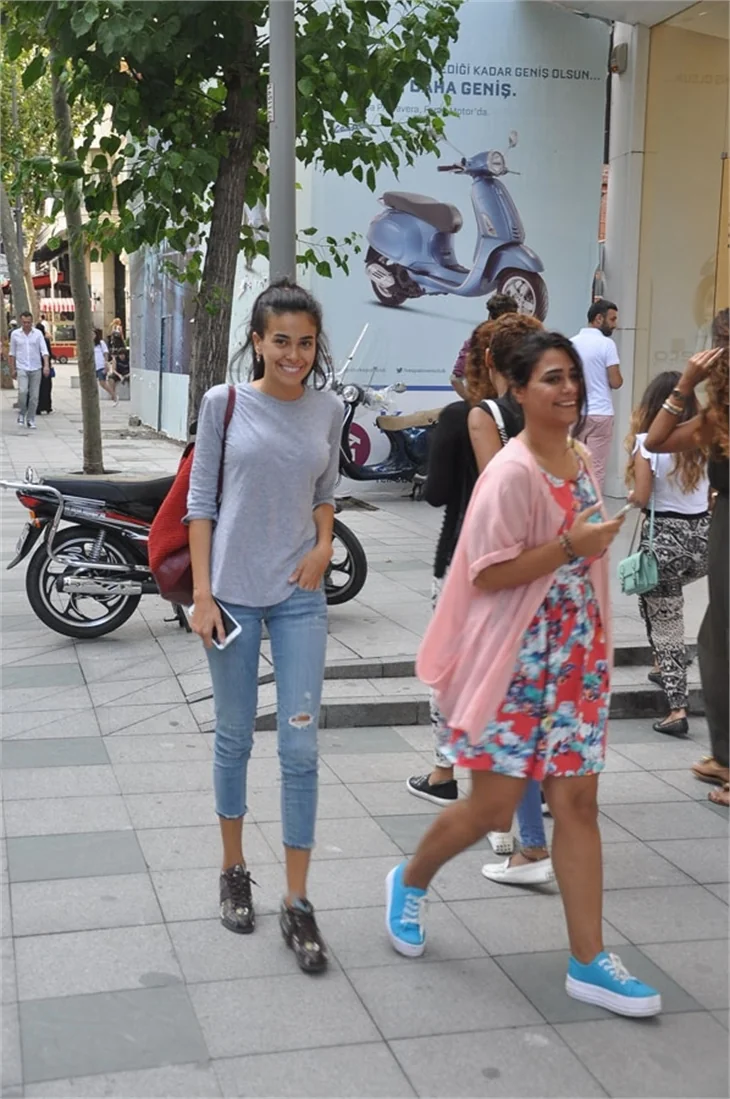 Asena Erkin'den yazlık eteğe kışlık bot!