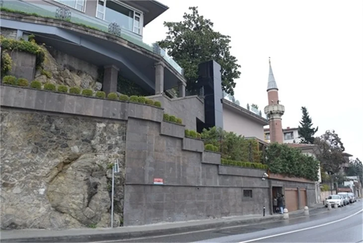 Arap turistler kaldıkları evi bastı!