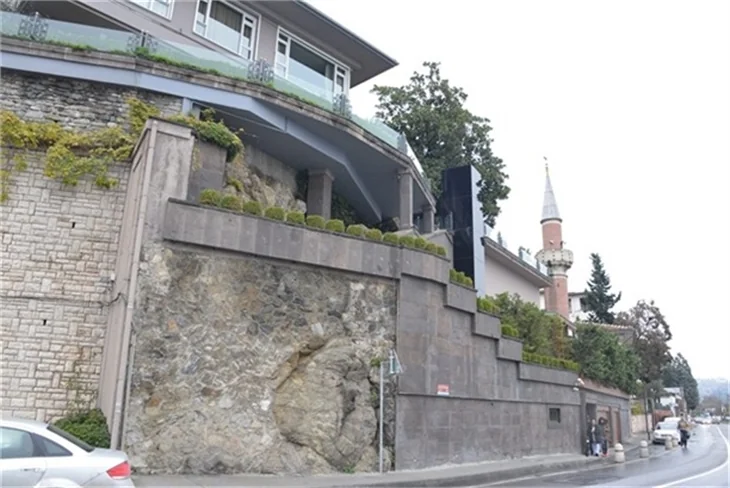 Arap turistler kaldıkları evi bastı!