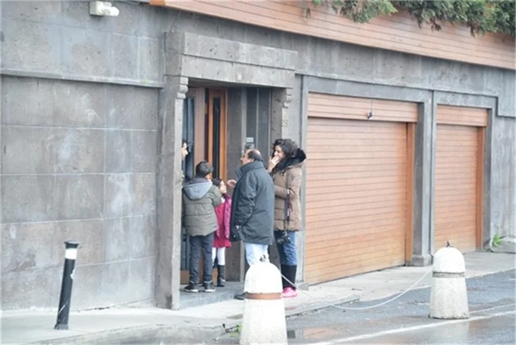 Arap turistler kaldıkları evi bastı!