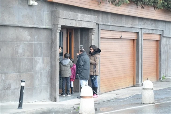 Arap turistler kaldıkları evi bastı!