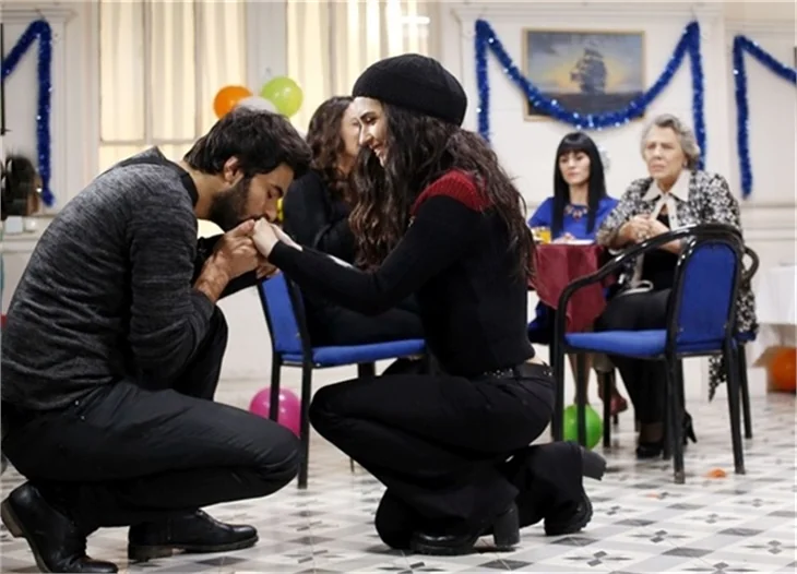 'Kara Para Aşk'ta Ömer'den Elif'e evlilik teklifi!