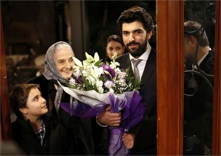 'Kara Para Aşk'ta Ömer'den Elif'e evlilik teklifi!