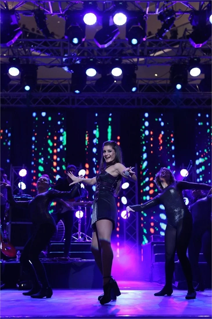 Seksi Atiye dinleyicilerini coşturdu!