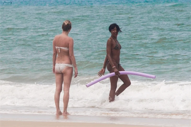 Kate Moss ve Naomi Campbell Brezilya sahillerinde