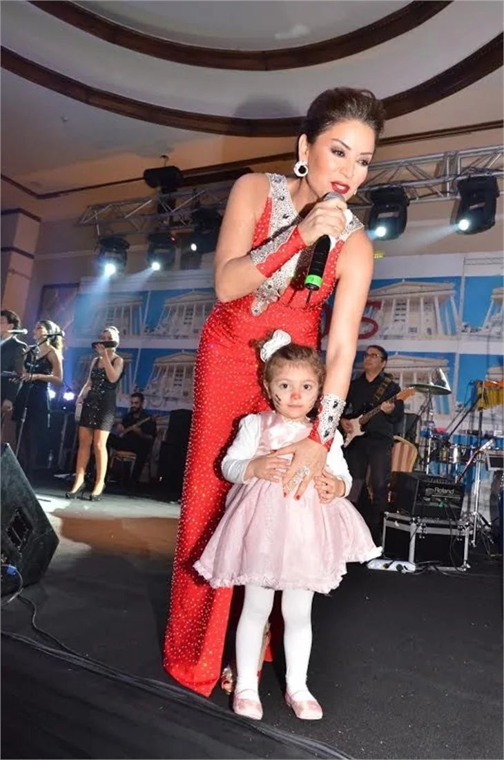 Aşkın Nur Yengi: Bu şişe de üzerime yapıştı!