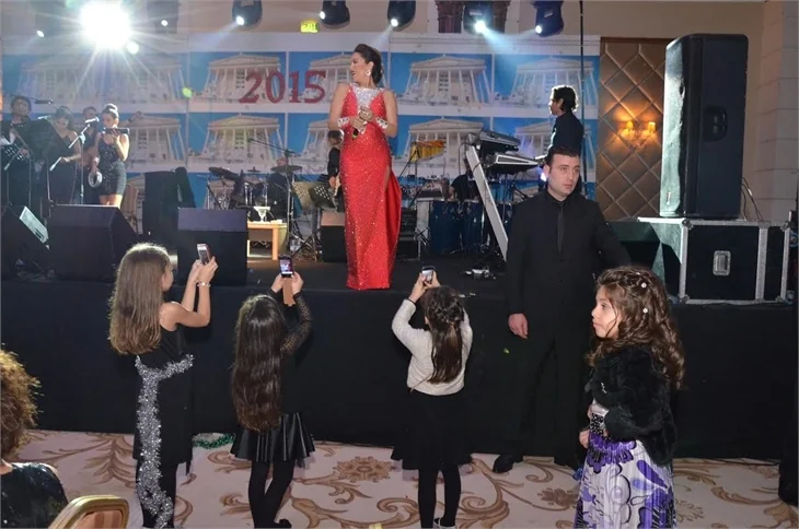 Aşkın Nur Yengi: Bu şişe de üzerime yapıştı!