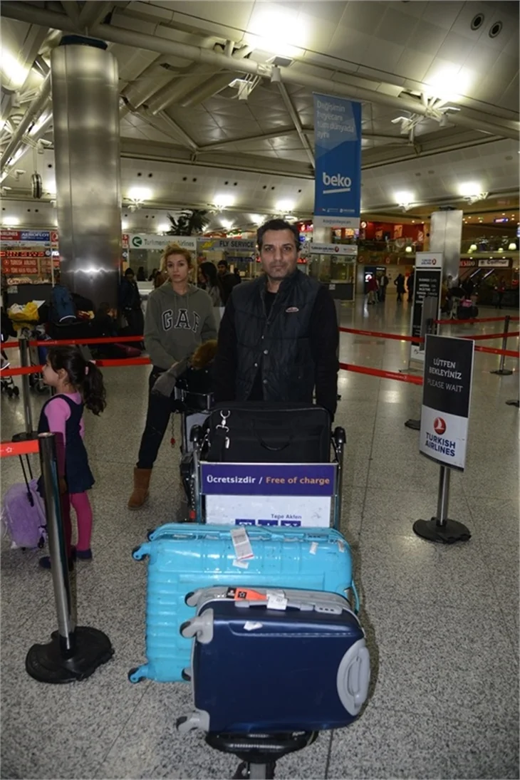 Ünlüler yılbaşı tatili için havaalanında