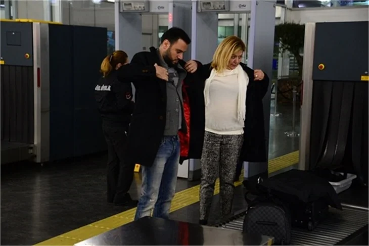 Ünlüler yılbaşı tatili için havaalanında