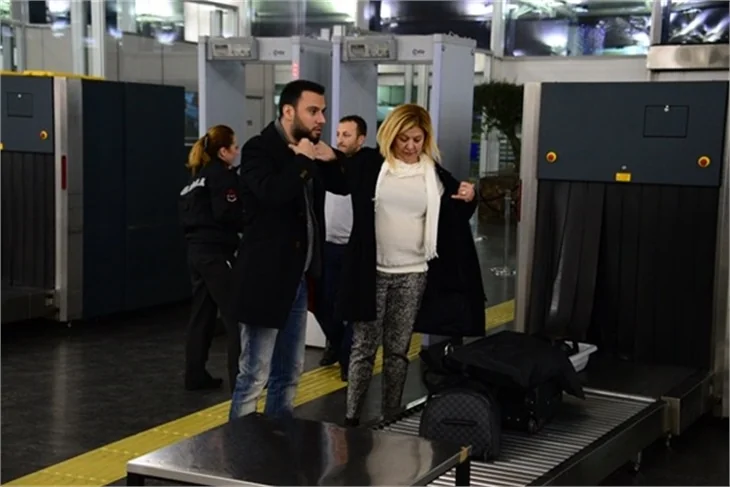Ünlüler yılbaşı tatili için havaalanında