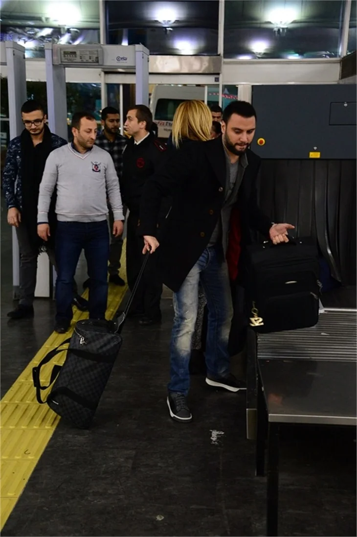 Ünlüler yılbaşı tatili için havaalanında