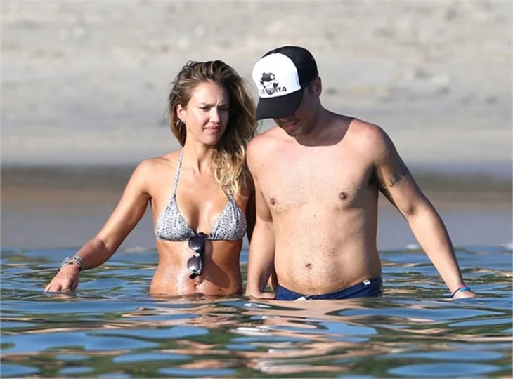Jessica Alba, Meksika plajlarını yaktı...