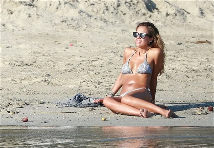 Jessica Alba, Meksika plajlarını yaktı...