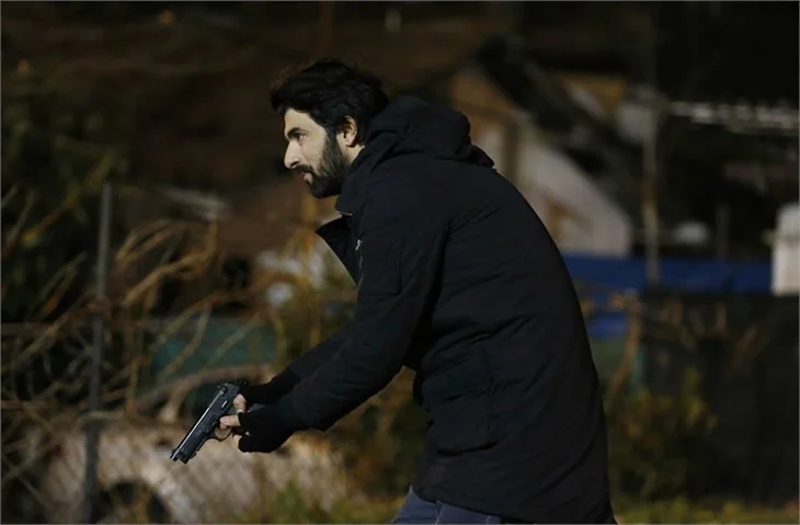 "Kara Para Aşk"ta Ömer, abisinin peşinde!