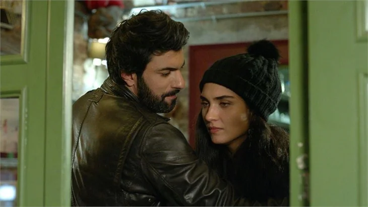 "Kara Para Aşk"ta Ömer, abisinin peşinde!