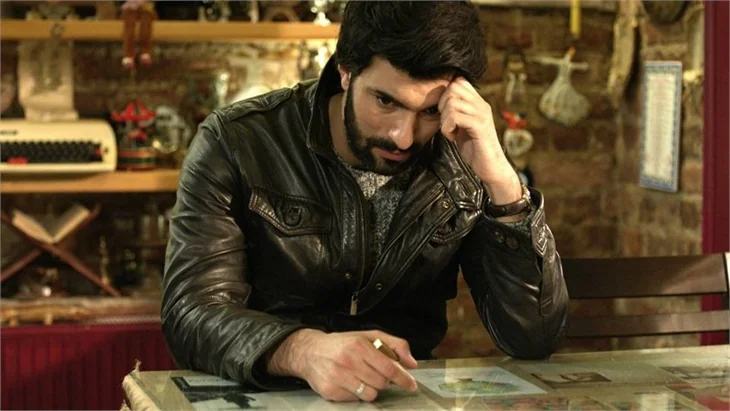 "Kara Para Aşk"ta Ömer, abisinin peşinde!