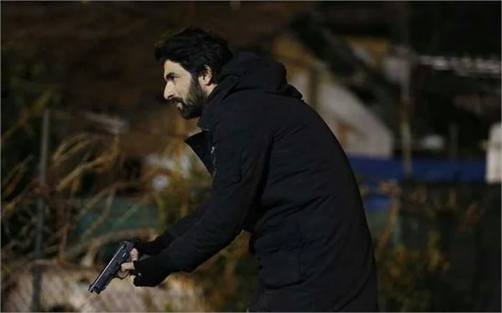 "Kara Para Aşk"ta Ömer, abisinin peşinde!
