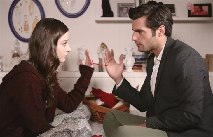 "Kiraz Mevsimi"nde Öykü iki arkadaşın arasında!