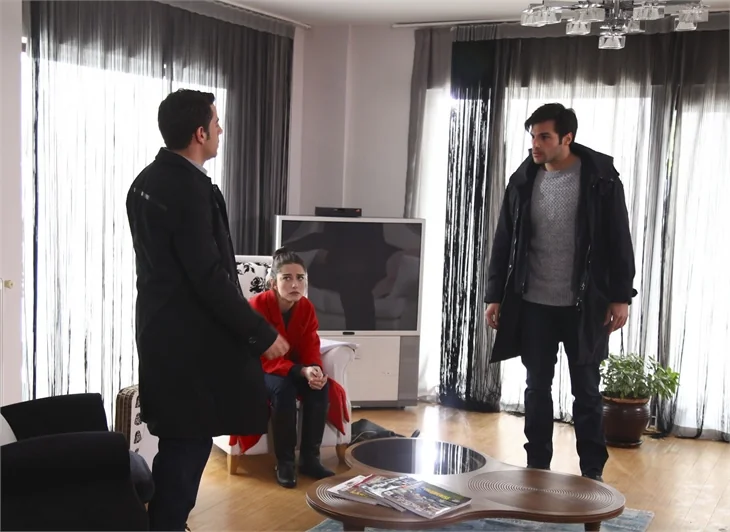 "Kiraz Mevsimi"nde Öykü iki arkadaşın arasında!