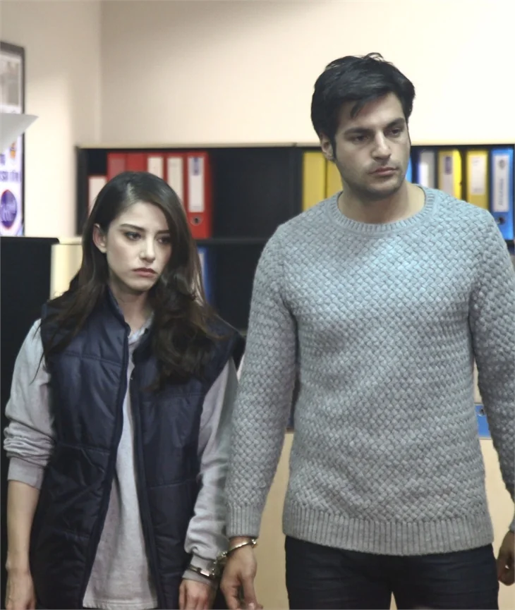 "Kiraz Mevsimi"nde Öykü iki arkadaşın arasında!