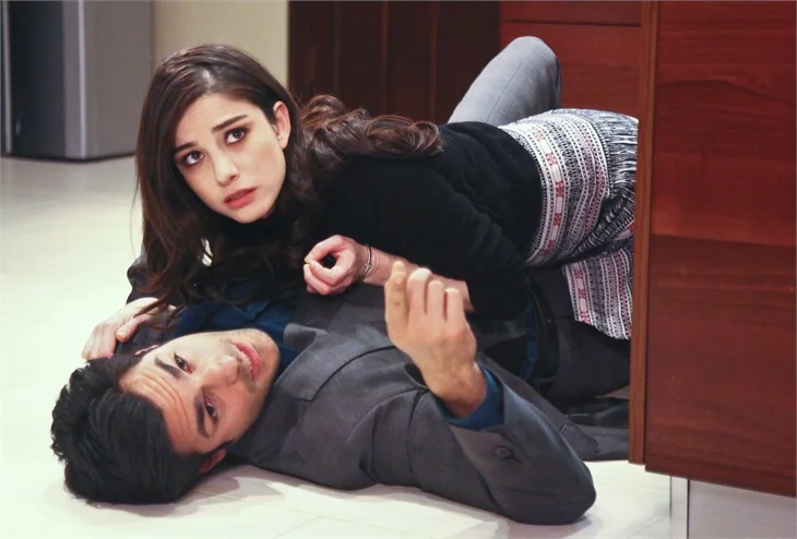 "Kiraz Mevsimi"nde Öykü iki arkadaşın arasında!