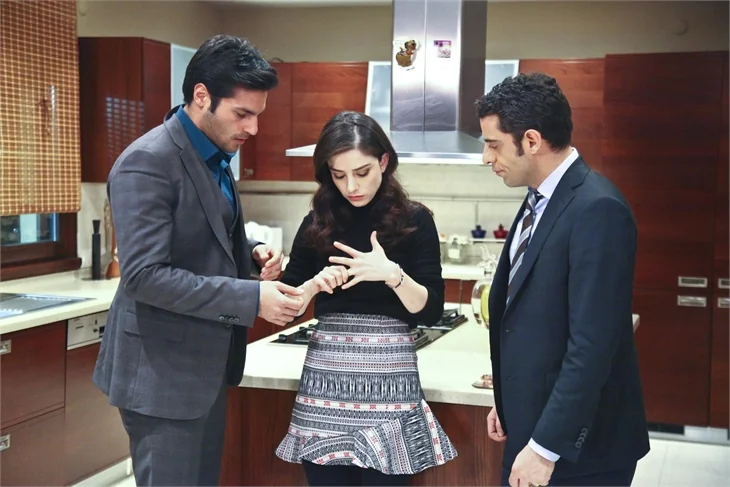 "Kiraz Mevsimi"nde Öykü iki arkadaşın arasında!