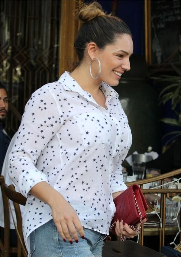 Kelly Brook yeni dizisinde çırılçıplak