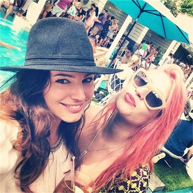 Kelly Brook yeni dizisinde çırılçıplak