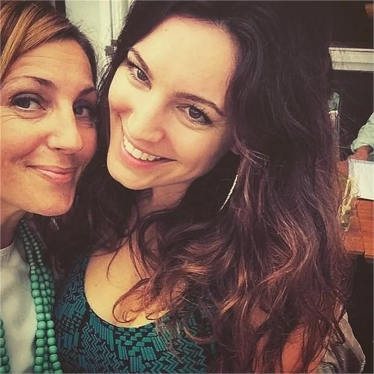 Kelly Brook yeni dizisinde çırılçıplak