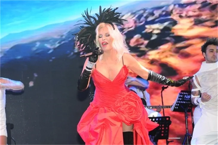 Ajda Pekkan: Gülşen beni hoplatıyor!