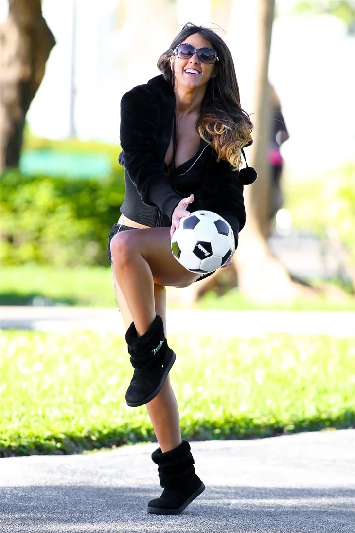 Claudia Romani bikinisiyle futbol oynadı!