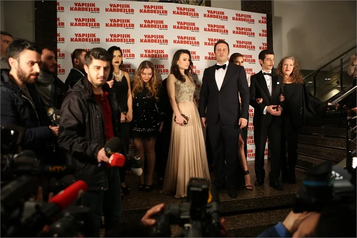 "Yapışık Kardeşler"den muhteşem gala!