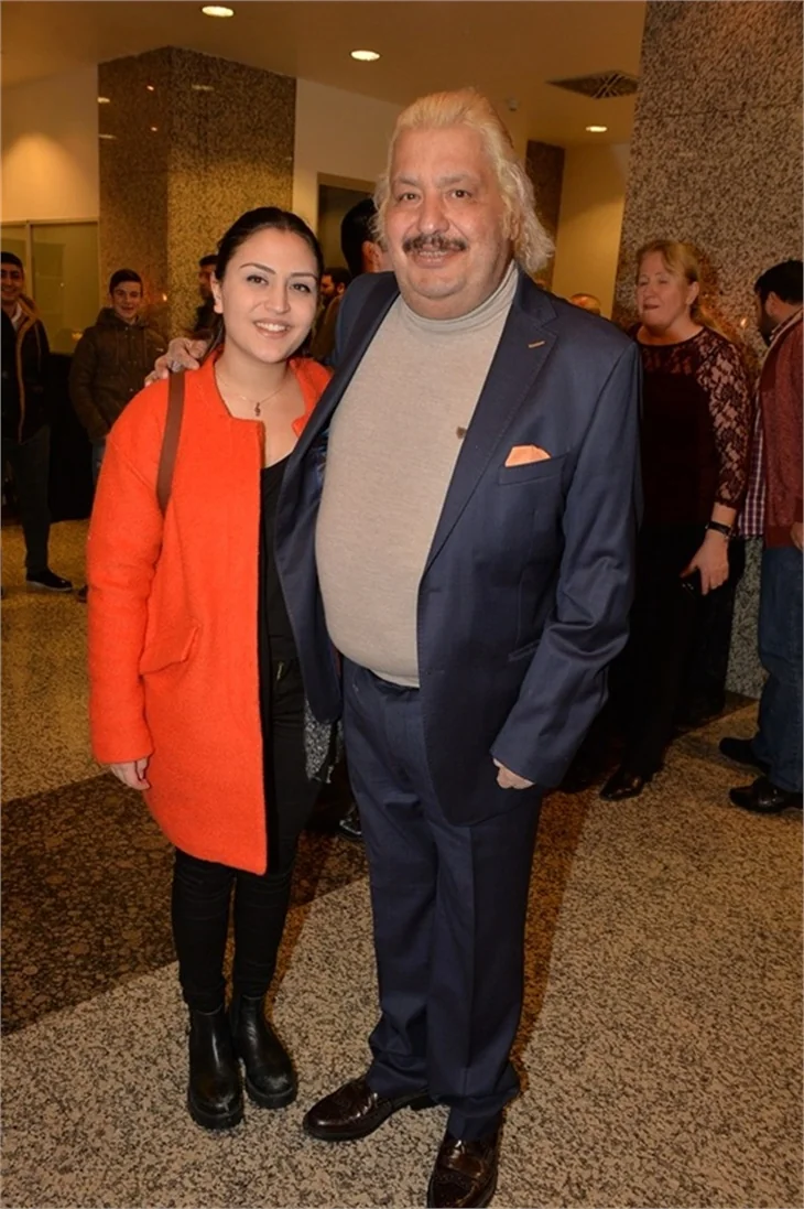 Salona çiftetelliyle girdiler!