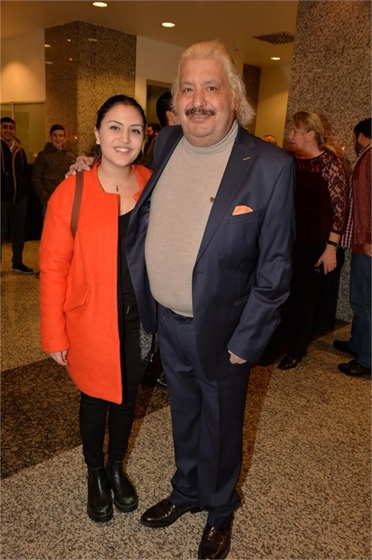 Salona çiftetelliyle girdiler!