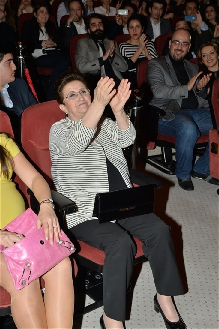 Salona çiftetelliyle girdiler!